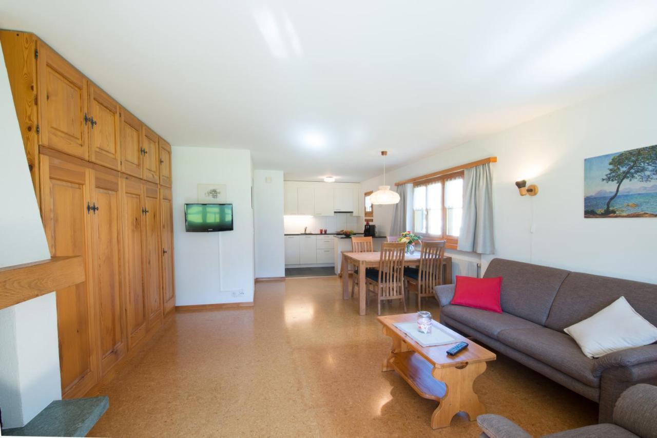 Ferienwohnungen Muntschi Andeer Room photo