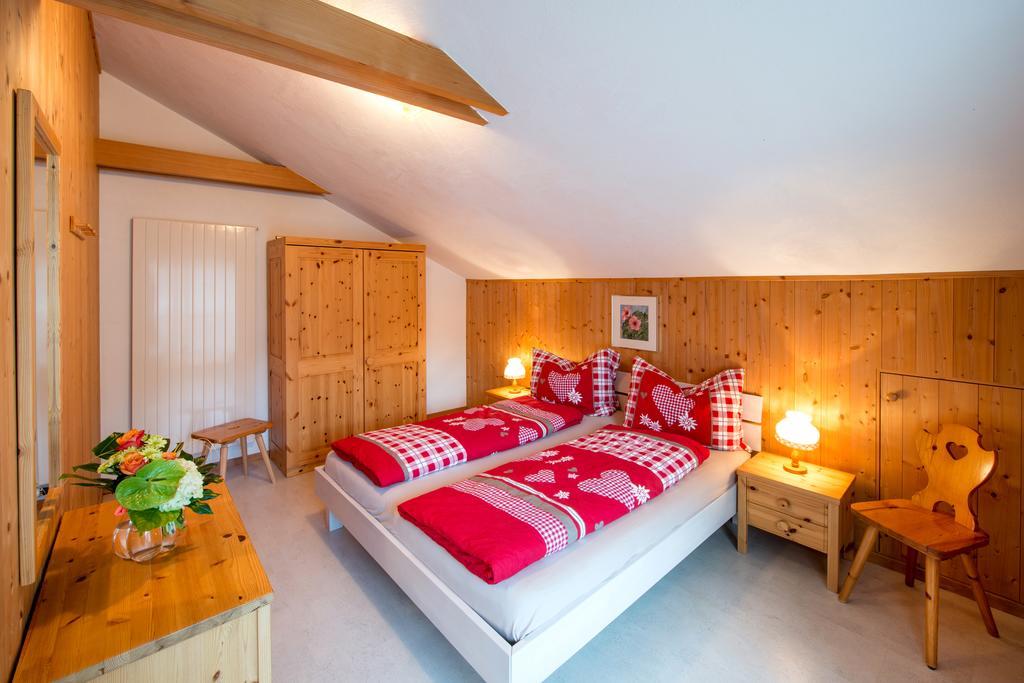 Ferienwohnungen Muntschi Andeer Room photo