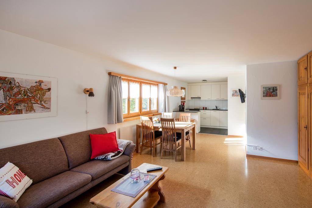 Ferienwohnungen Muntschi Andeer Room photo