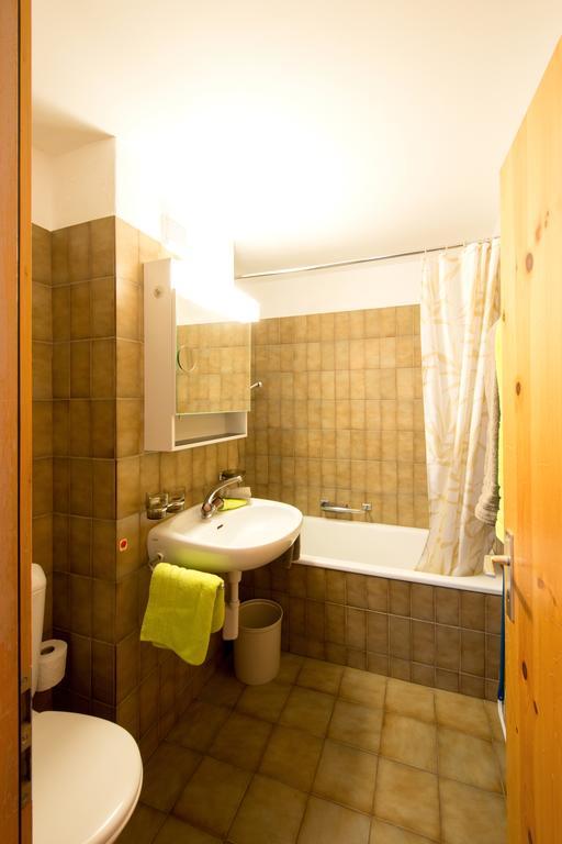 Ferienwohnungen Muntschi Andeer Room photo