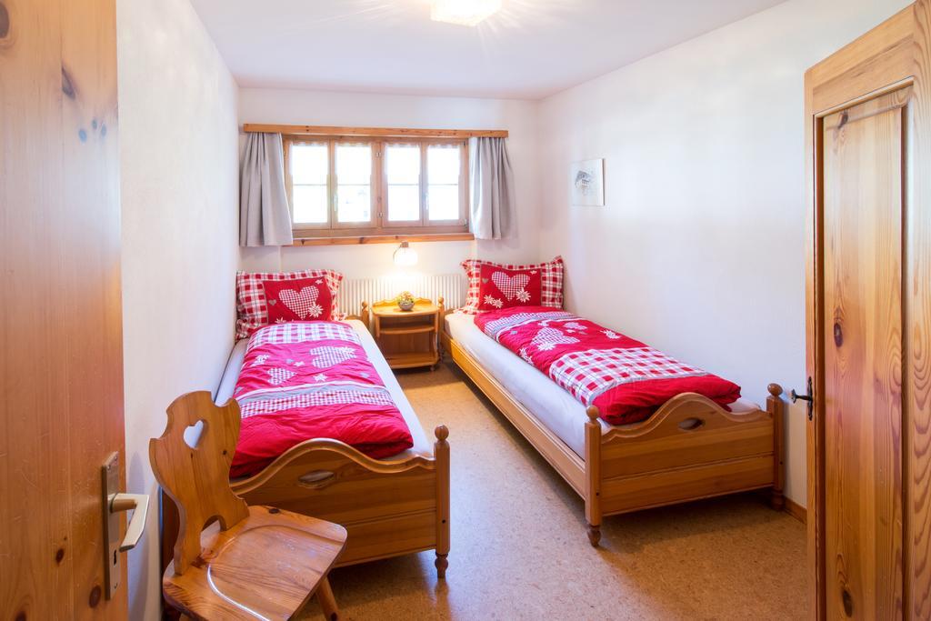 Ferienwohnungen Muntschi Andeer Room photo