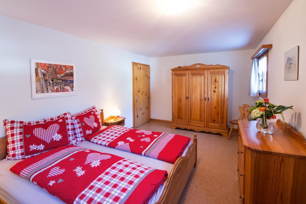 Ferienwohnungen Muntschi Andeer Room photo