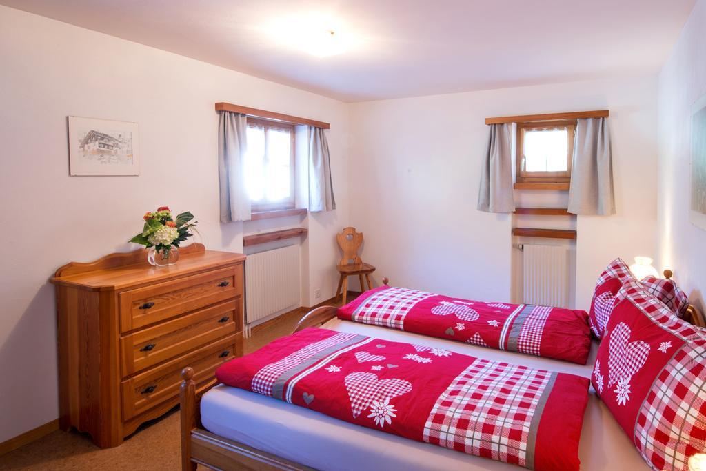 Ferienwohnungen Muntschi Andeer Room photo