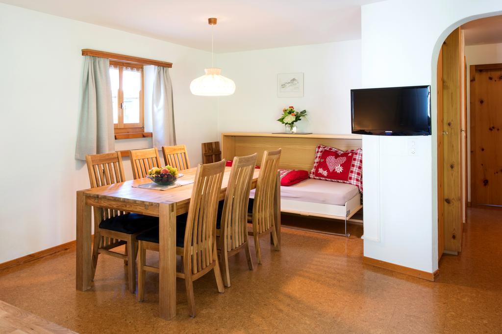 Ferienwohnungen Muntschi Andeer Room photo